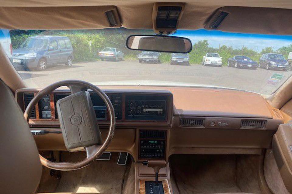 CADILLAC SEVILLE STS - couleur blanche, réf : 2912