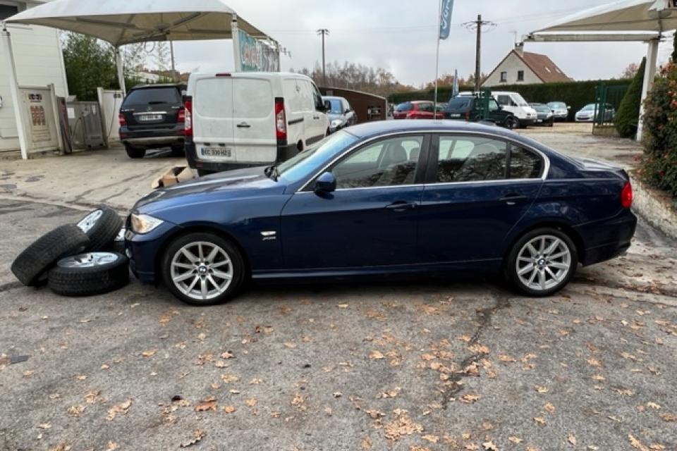 BMW 330d xDrive 245 ch Luxe * (15 CV) - couleur : bleu - réf : 3014