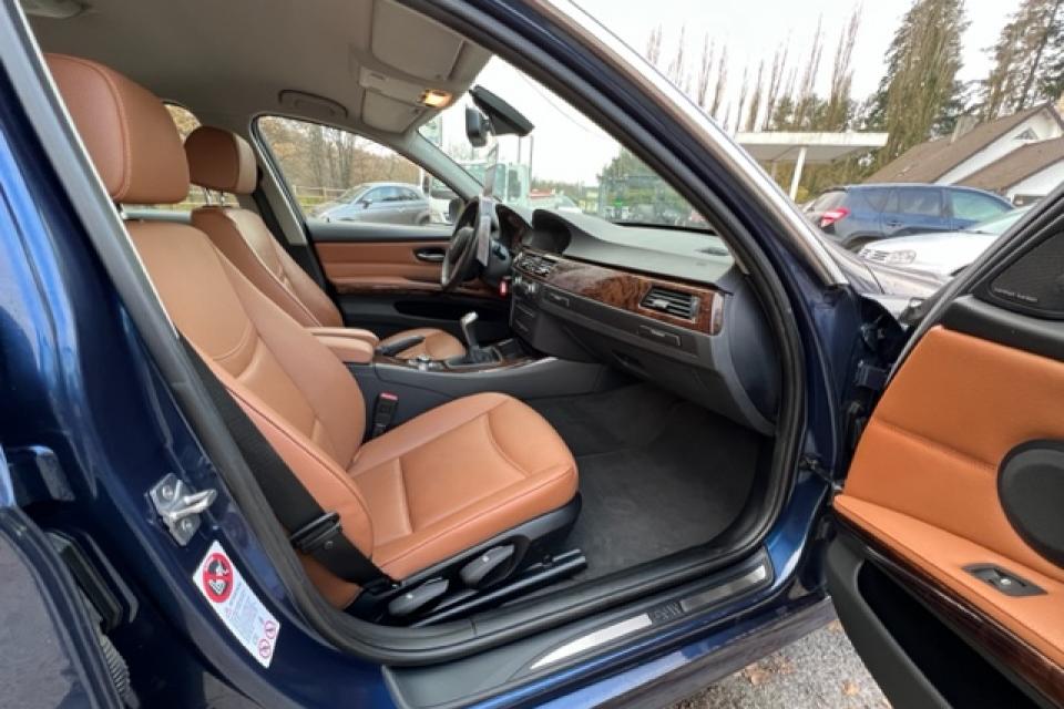 BMW 330d xDrive 245 ch Luxe * (15 CV) - couleur : bleu - réf : 3014