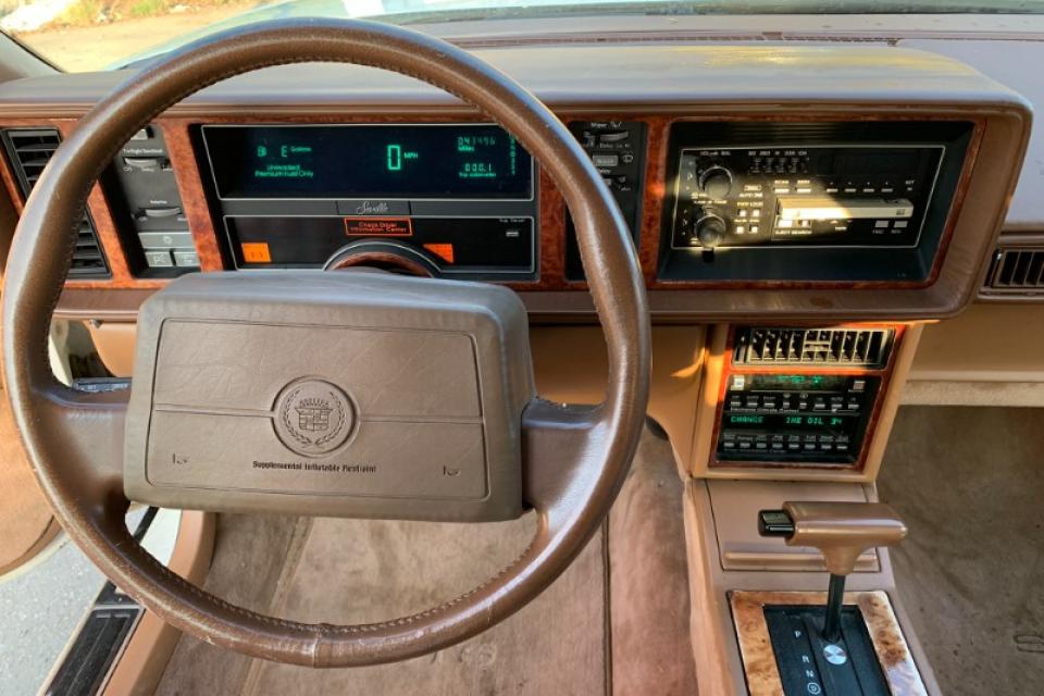 CADILLAC SEVILLE STS - couleur blanche, réf : 2912